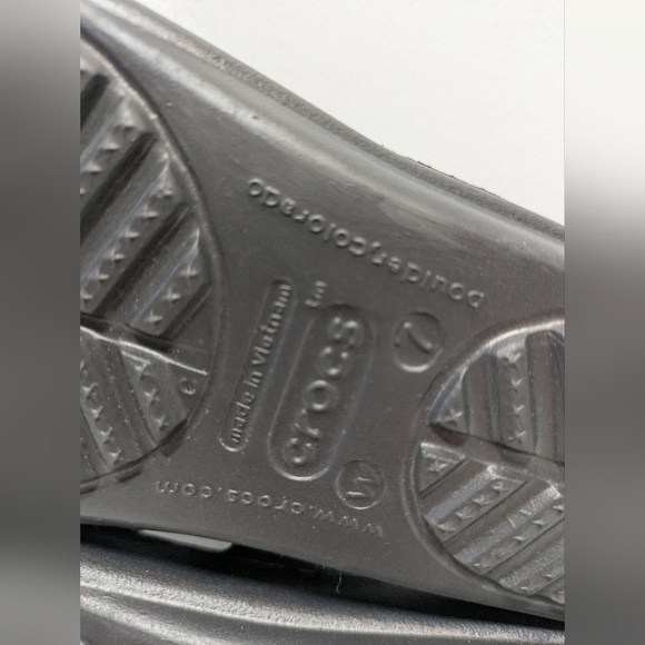 Crocs Sanrah Sandals Black Gold Leaf Embellishment Style 14958‎ Size 7 Disc - Picture 5 of 6